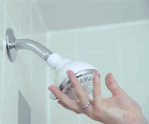 Retirer la pomme de douche à la main