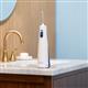 Hydropulseur portatif sans fil 1000 blanc sur un lavabo de salle de bain.