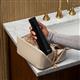 Hydropulseur portatif sans fil Plus 5000 noir, sans embout, sorti d’une trousse de toilette.