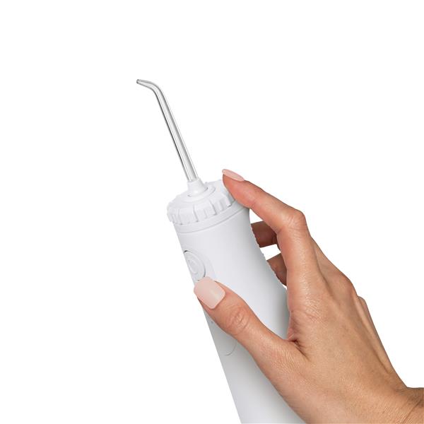 Manche de l’hydropulseur portatif sans fil Plus 5000 blanc et embout rotatif à 360°, tenus dans une main pour donner l’échelle.