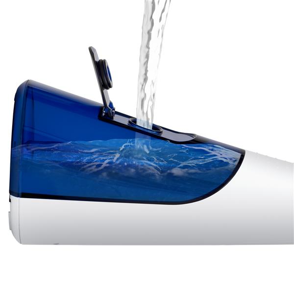 Remplissage du réservoir d’eau bleu de l’hydropulseur portatif sans fil 1000 blanc.