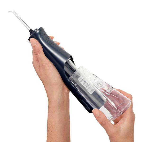 Réservoir d’eau que l’on fait glisser pour le retirer du manche de l’hydropulseur sans fil 1000 bleu.