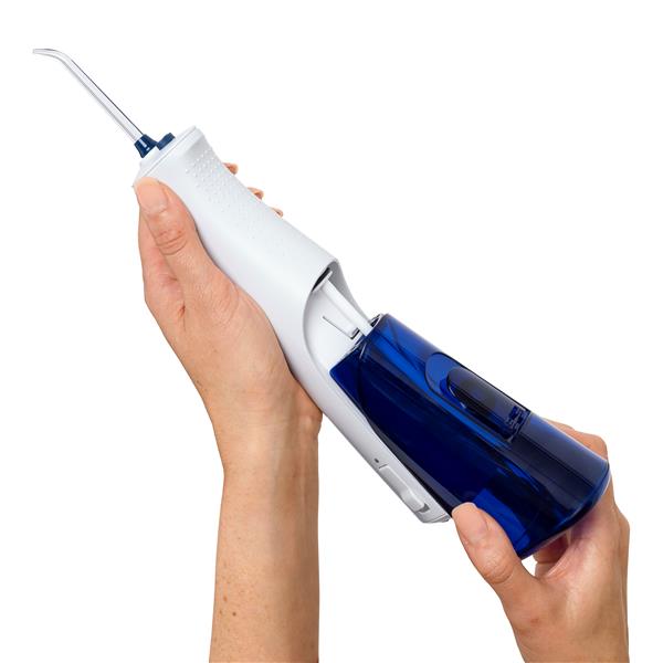 Réservoir d’eau que l’on fait glisser pour le retirer du manche de l’hydropulseur sans fil 1000 blanc.
