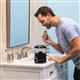 Hydropulseur de comptoir Ultra 6000 noir en cours d’utilisation, une personne penchée au-dessus du lavabo de la salle de bain.